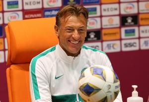 沙特主帅勒纳尔：归化太多球员就会失去灵魂 没进世界杯说明不配