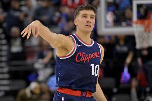 这就是CBA强度吗？博格丹上场130秒后腰部酸痛 提前退赛！