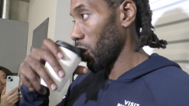 cue一下老詹！记者问杯子装得啥 小卡打趣：轩尼诗