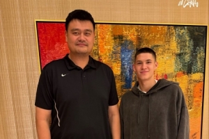 谁来都得变成小矮人！篮网官方晒姚明与新秀杰明合影