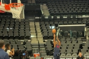 快船季前赛主场战掘金 保罗赛前热身飚中负角度三分