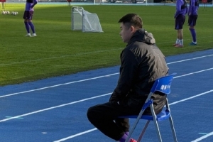 记者：于根伟身体初愈便带队训练，其实尚未彻底恢复