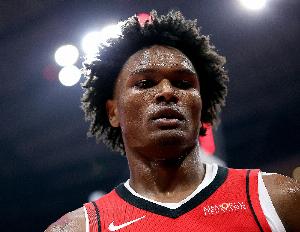 打起来了！阿门和老六卡位发生冲突 又摔又推双方乱作一团！