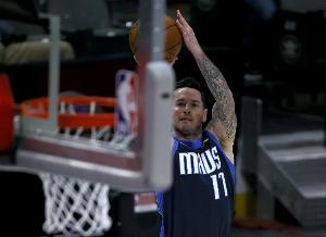 东契奇：雷迪克和我做队友时已经基本跑不动了 当时全靠我带他