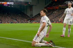 简直满分的滑跪马奎尔头球破红军，帅气庆祝气质拉满