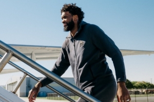 客战绿军！76人登机照：恩比德微笑心情不错 乌布雷粉色拖鞋亮眼