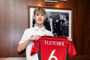 弗莱彻儿子杰克在曼联U21比赛中染红离场，将停赛两场