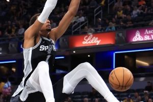 文班底线反向大风车背扣！火记：这是我见过的最疯狂的扣篮