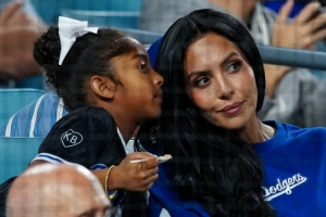 可惜主队道奇输球！瓦妮莎带着女友观看MLB世界大赛G4